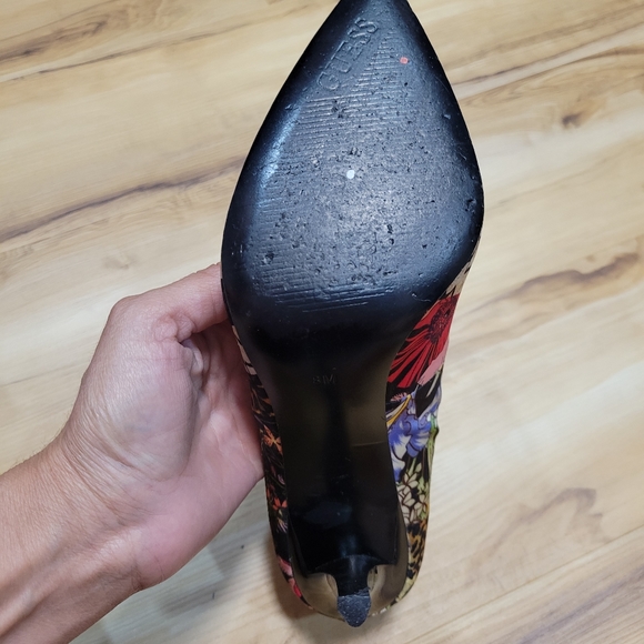 Guess - Picture 4 of 8